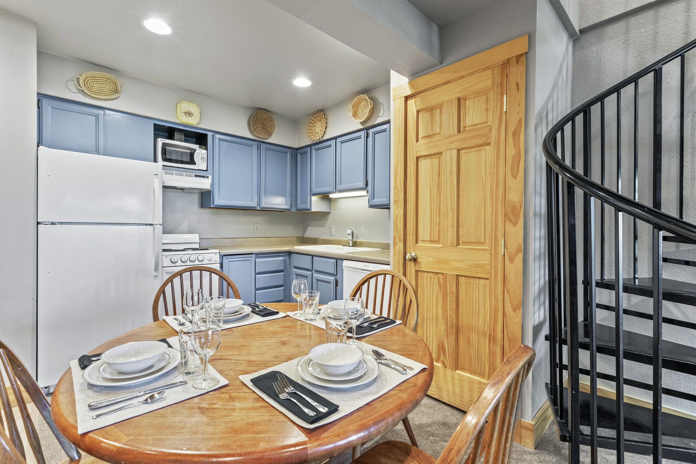 Dining Area & Kitchen