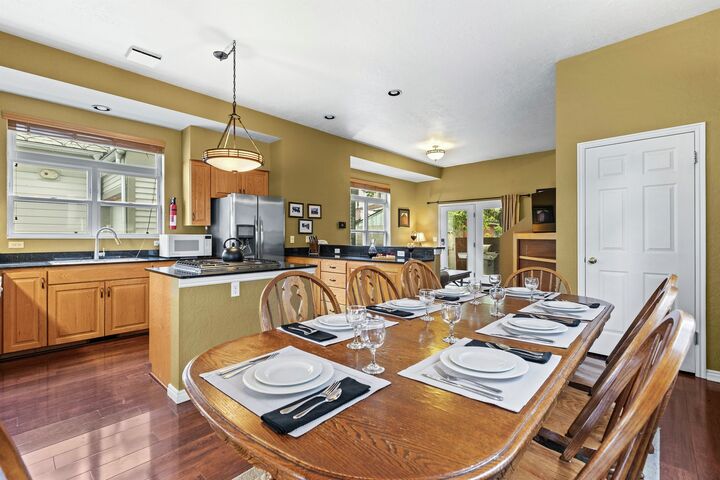 5 Bdrm 3.5 Bath HT - Dining Area & Kitchen