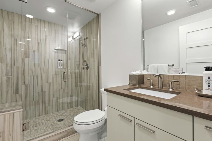 #203/204 - Ensuite Bathroom