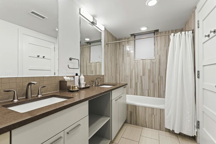 #203/204 - Ensuite Bathroom