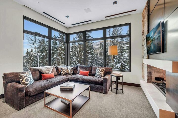 4 Bdrm 4 Bath HT & Pool - Master Bedroom Sitting Area