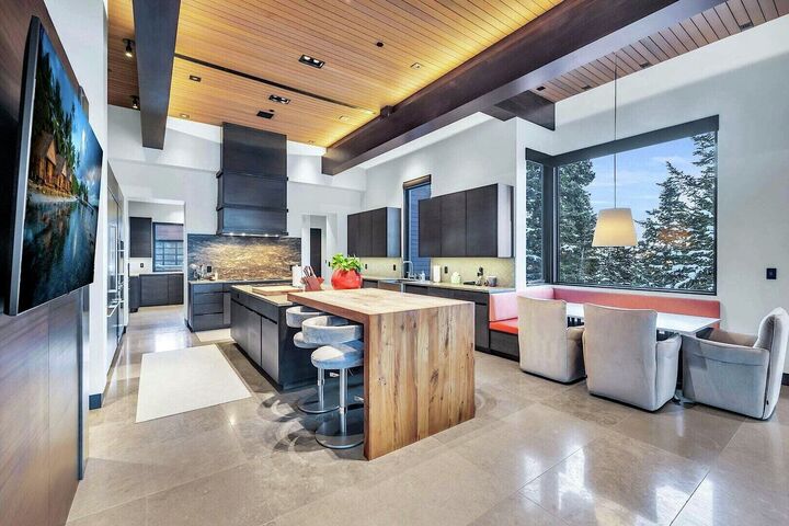 4 Bdrm 4 Bath HT & Pool - Kitchen 