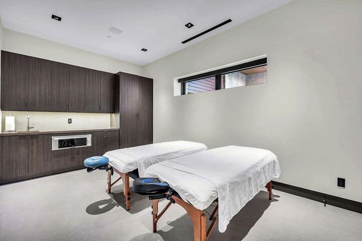 4 Bdrm 4 Bath HT & Pool - Massage Room