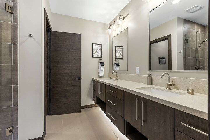 4 Bdrm 4.5 Bath HT - Ensuite Bathroom