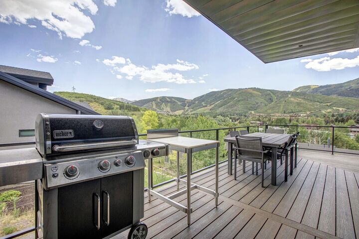 4 Bdrm 4.5 Bath HT - Balcony with BBQ