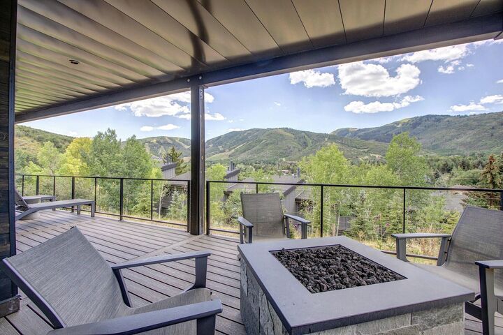 4 Bdrm 4.5 Bath HT - Balcony with Fire Table