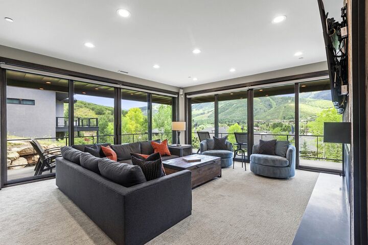 4 Bdrm 4.5 Bath HT - Sports Den