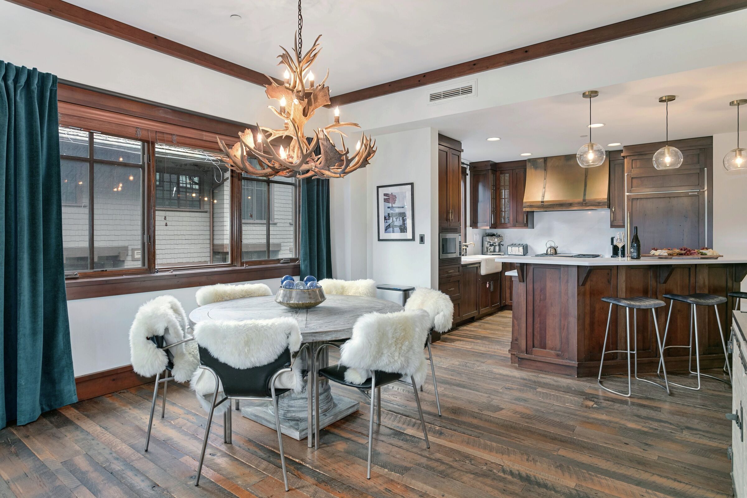 Dining Area & Kitchen