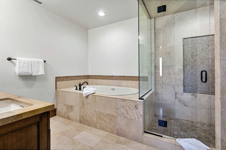 #405 - Master Ensuite Bathroom