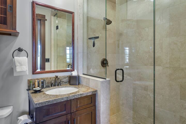 #315 - Ensuite Bathroom