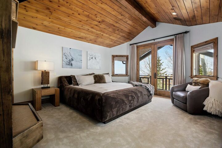 5 Bdrm Spa - Master Bedroom