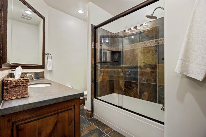 5 Bdrm Spa - Bathroom