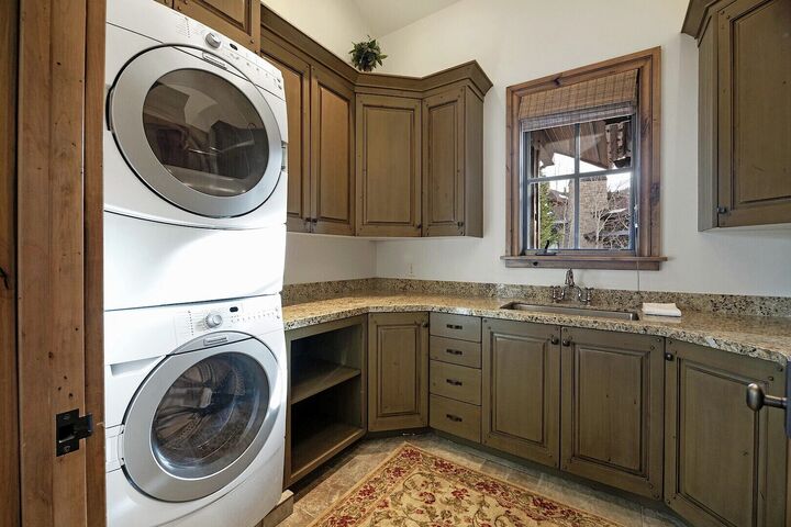 5 Bdrm Spa - Laundry Room