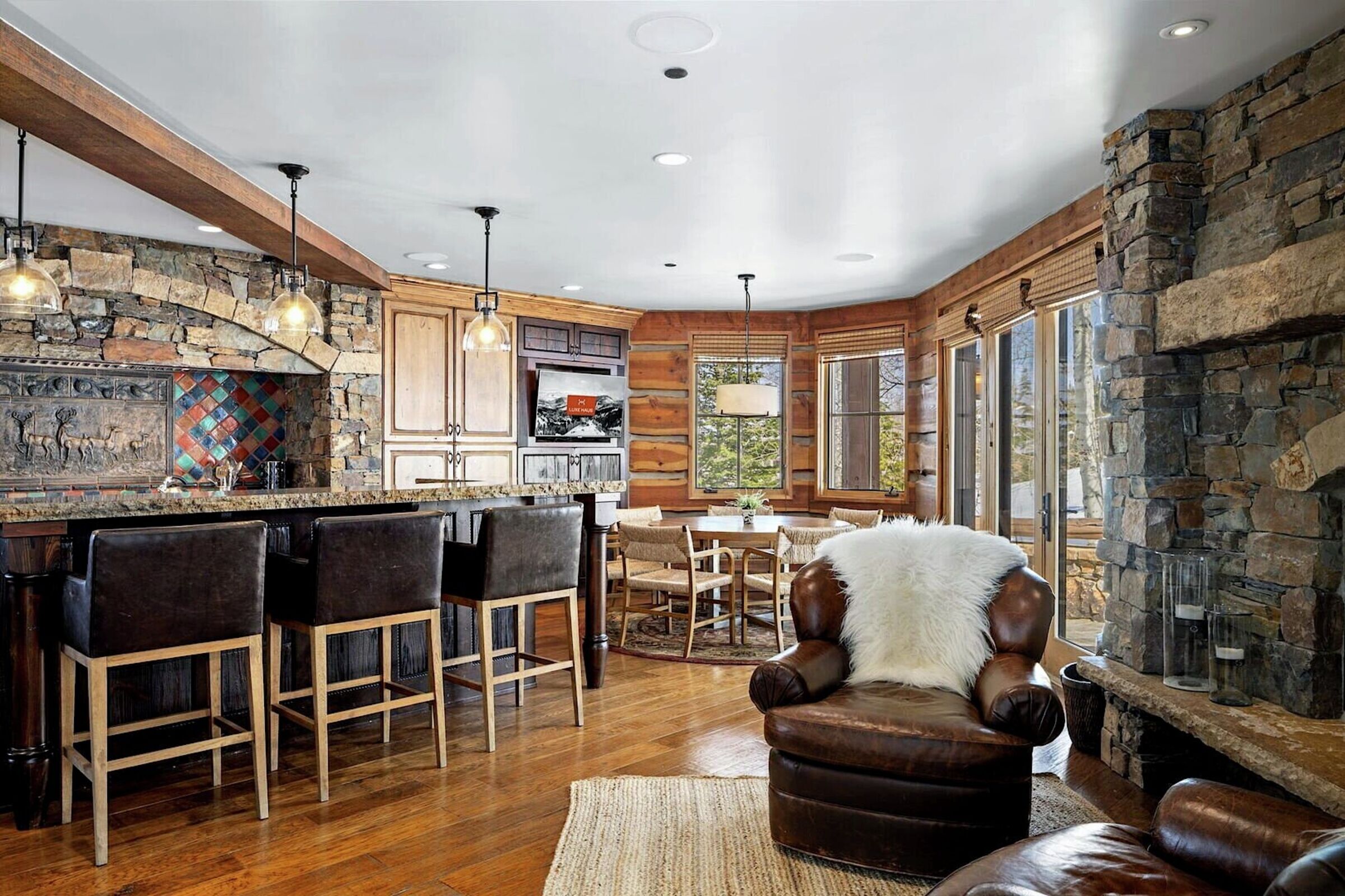 Dining Area & Kitchen