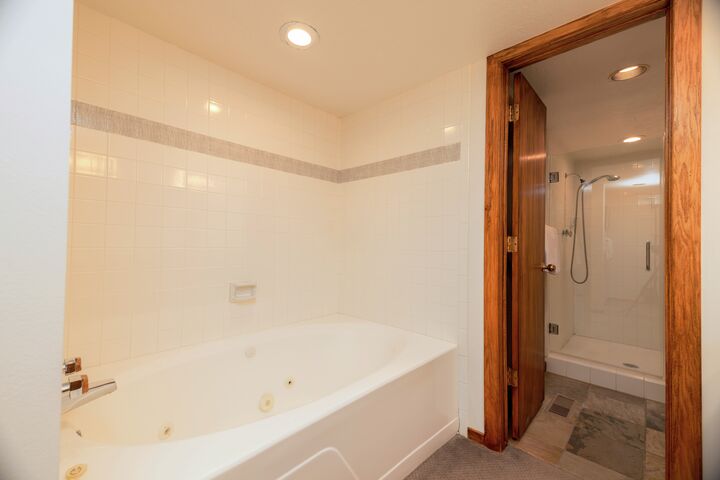 #2364 - Master Ensuite Bathroom