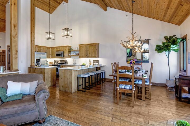 Dining Area & Kitchen