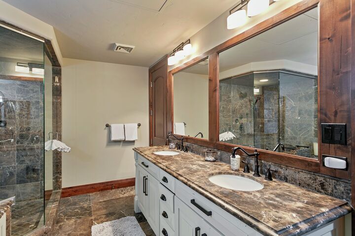 #407 - Master Ensuite Bathroom