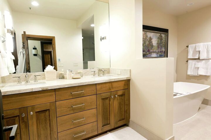 Deluxe King w/ Deck - Deluxe King Room Bathroom