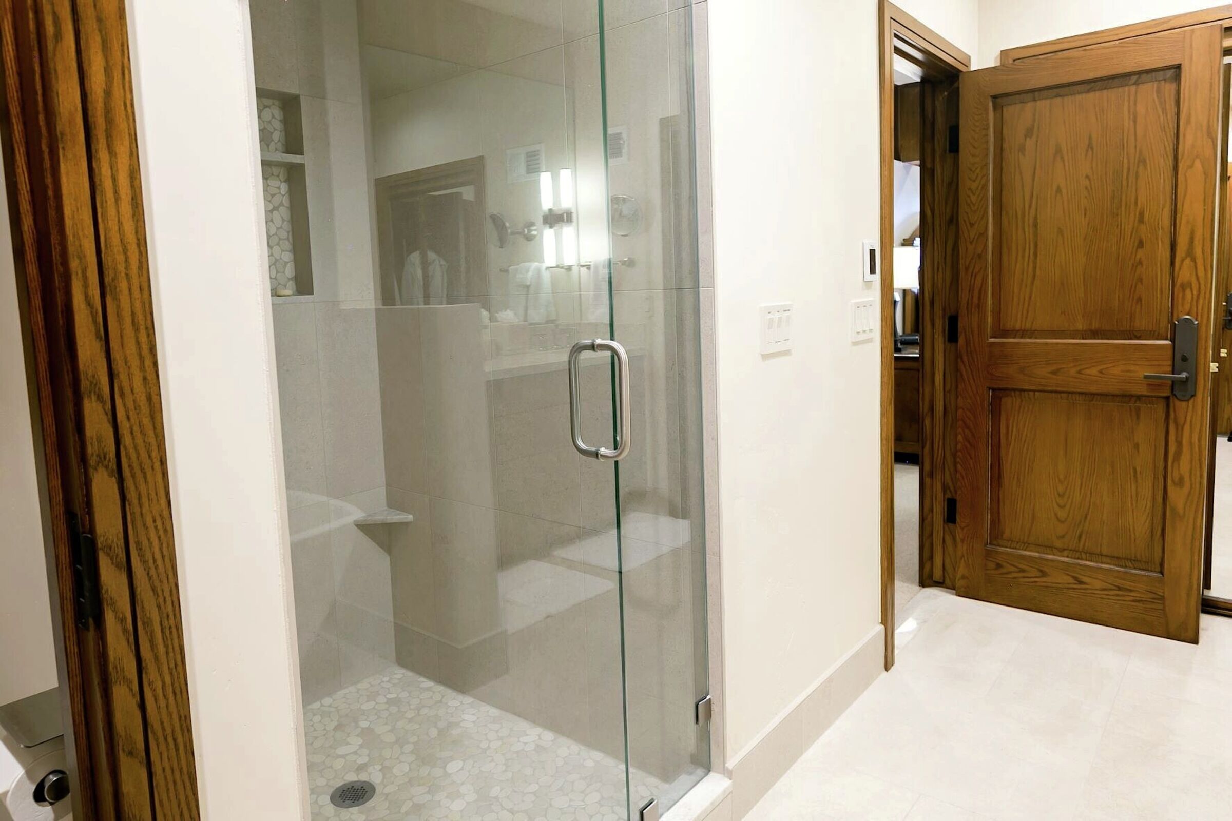 Deluxe King Room Bathroom