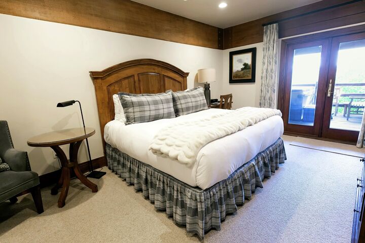 Deluxe King HT - Deluxe King Room