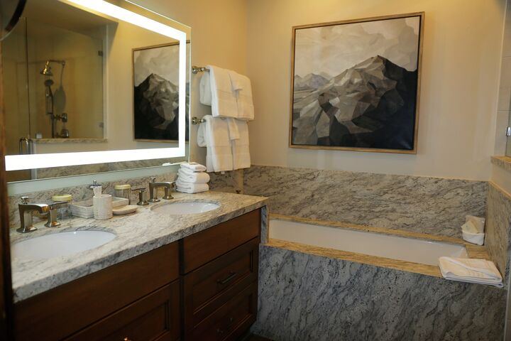 Deluxe QQ HT - Deluxe Two Queen Room Bathroom