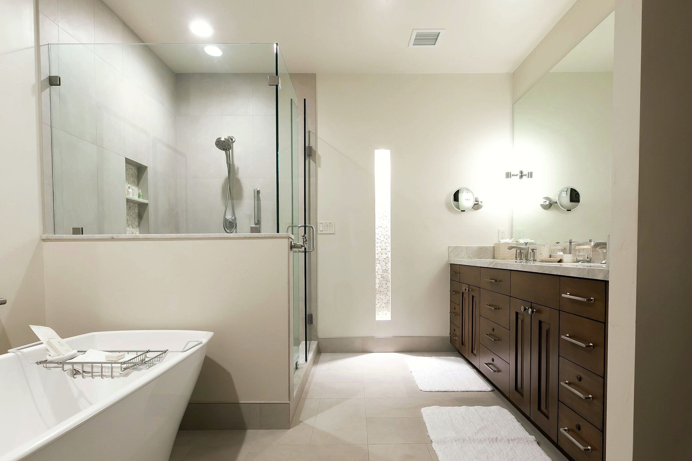 Luxury King Room Bathroom