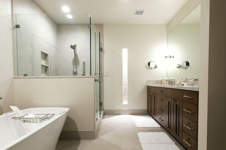 Luxury King HT - Main Lodge - Luxury King Room Bathroom