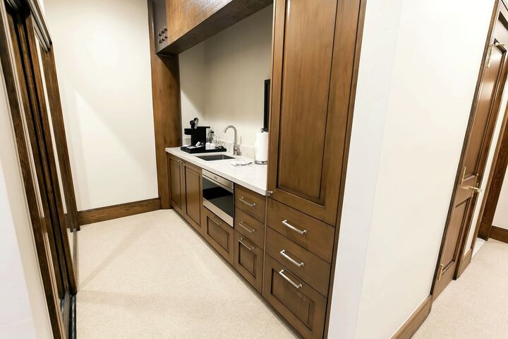 Luxury King HT - Main Lodge - Wet Bar