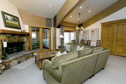 3 Bdrm Luxury Suite - 3 Kings - Living Area & Dining Area