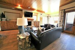 4 Bdrm Premium Luxury Suite HT - Living Area