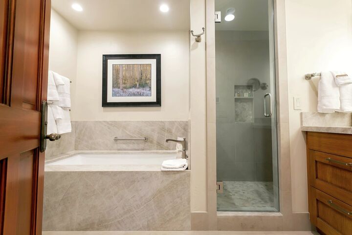 Deluxe King Room Bathroom