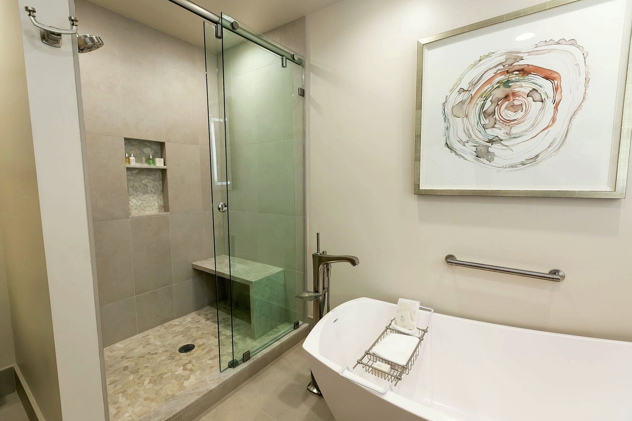 Deluxe Two Queen Room Bathroom