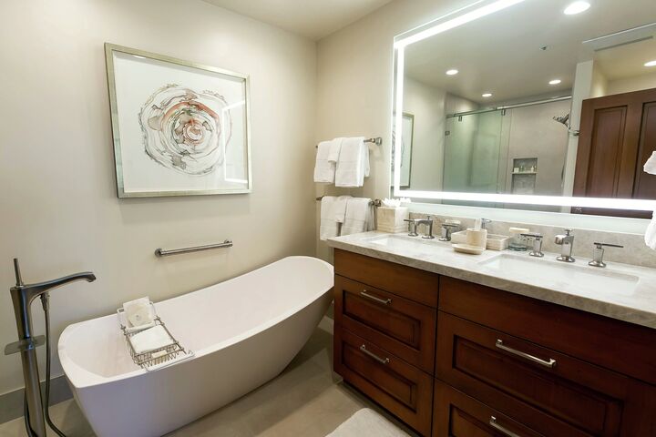 Deluxe QQ - Deluxe Two Queen Room Bathroom