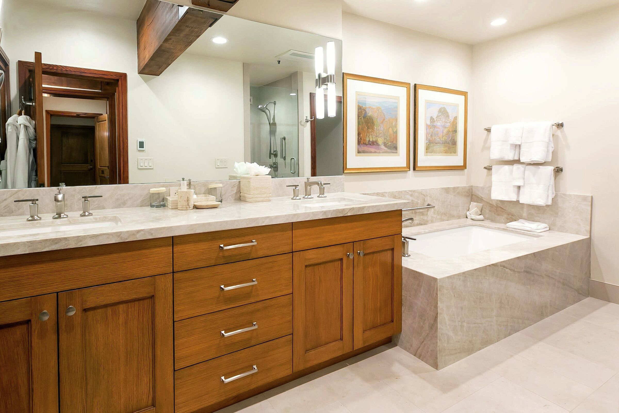 Deluxe King Room Bathroom
