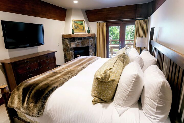 Deluxe King w/ Fireplace - Deluxe King Room