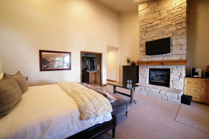 Luxury King HT/Mtn View - Luxury King Room 