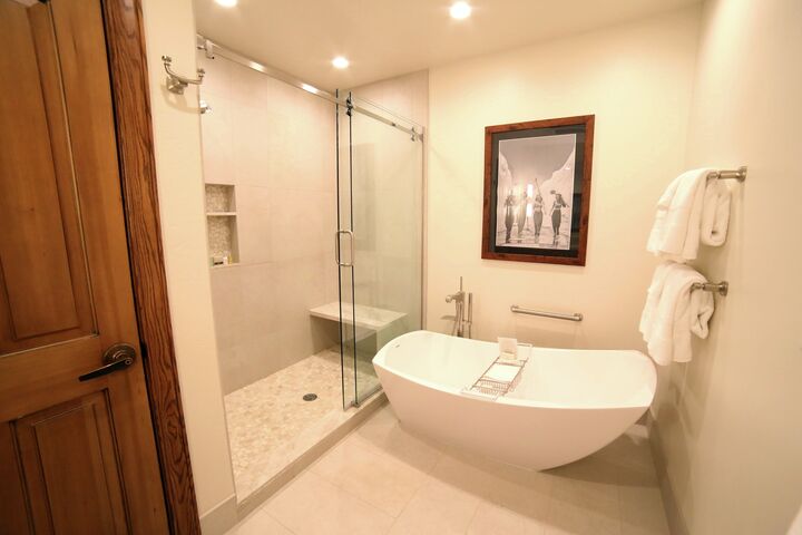 Luxury King HT/Mtn View - Luxury King Room Bathroom