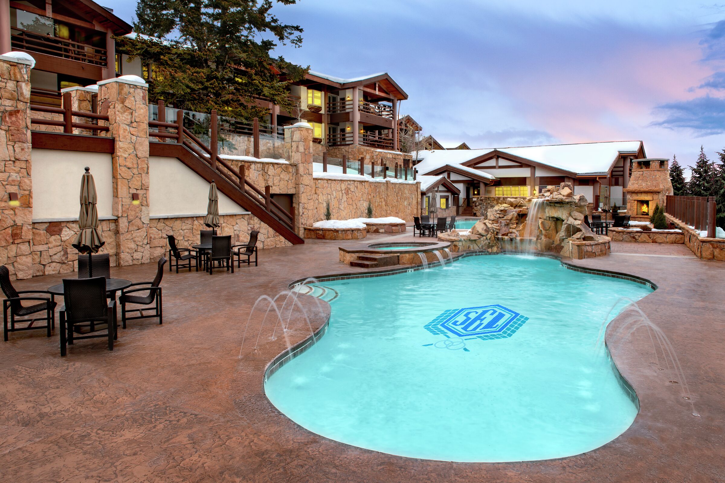 Outdoor Pool & Hot Tub