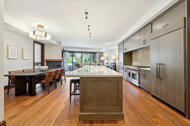 Snow Park Executive Suite - Kitchen & Dining Area