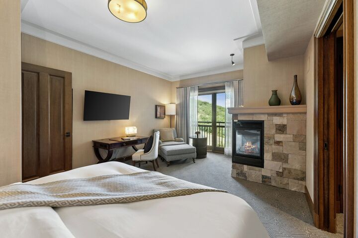 2 Bdrm Summit Loft Residence - Master Bedroom