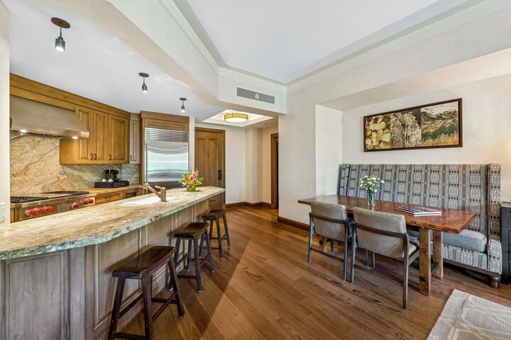 2 Bdrm Deer Crest Residence - Kitchen & Dining Area