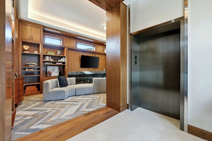 5 Bdrm Snow Park Presidential Residence - Second Living Area & Entryway