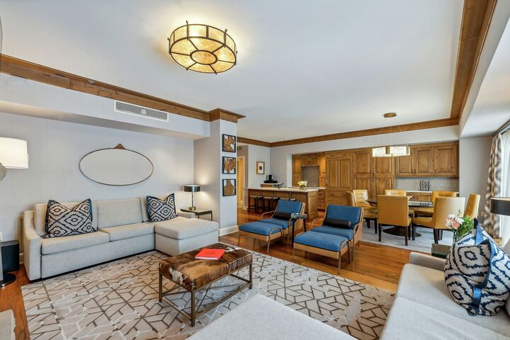 Executive Suite - Living Area, Dining Area & Kitchen