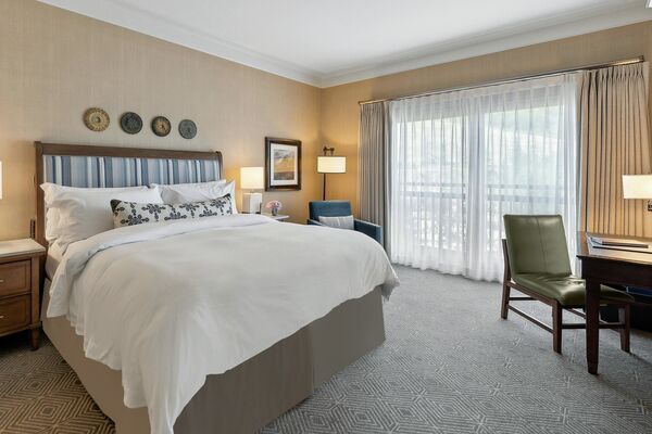 Valley View King Room Bedroom