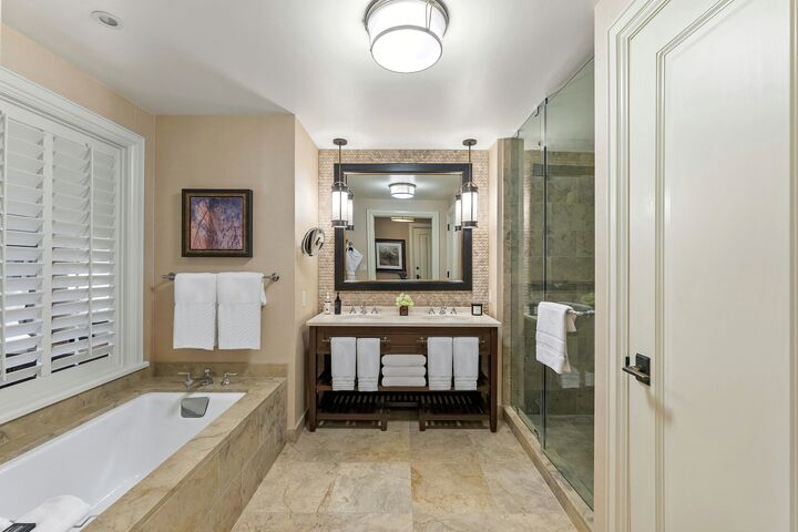 Valley View King Room Bathroom