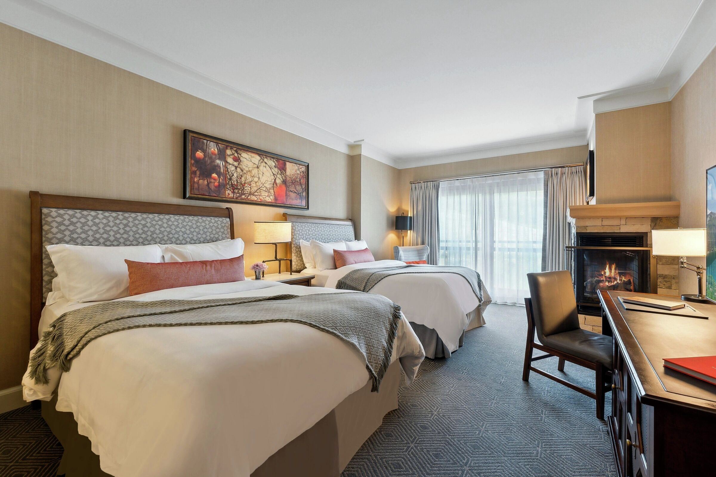 2 Queen Room with Mountain View