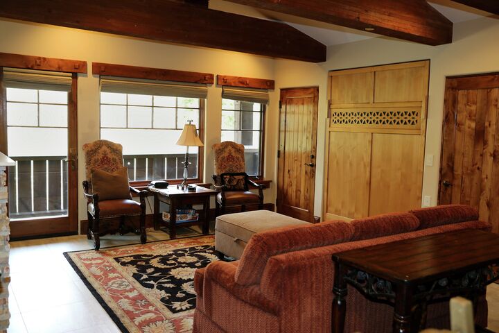 2 Queen - Living Area