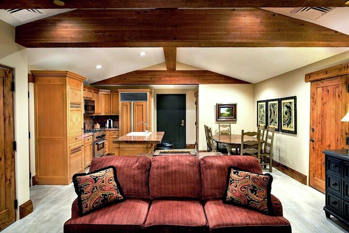 2 Queen - Living Area, Dining Area & Kitchen