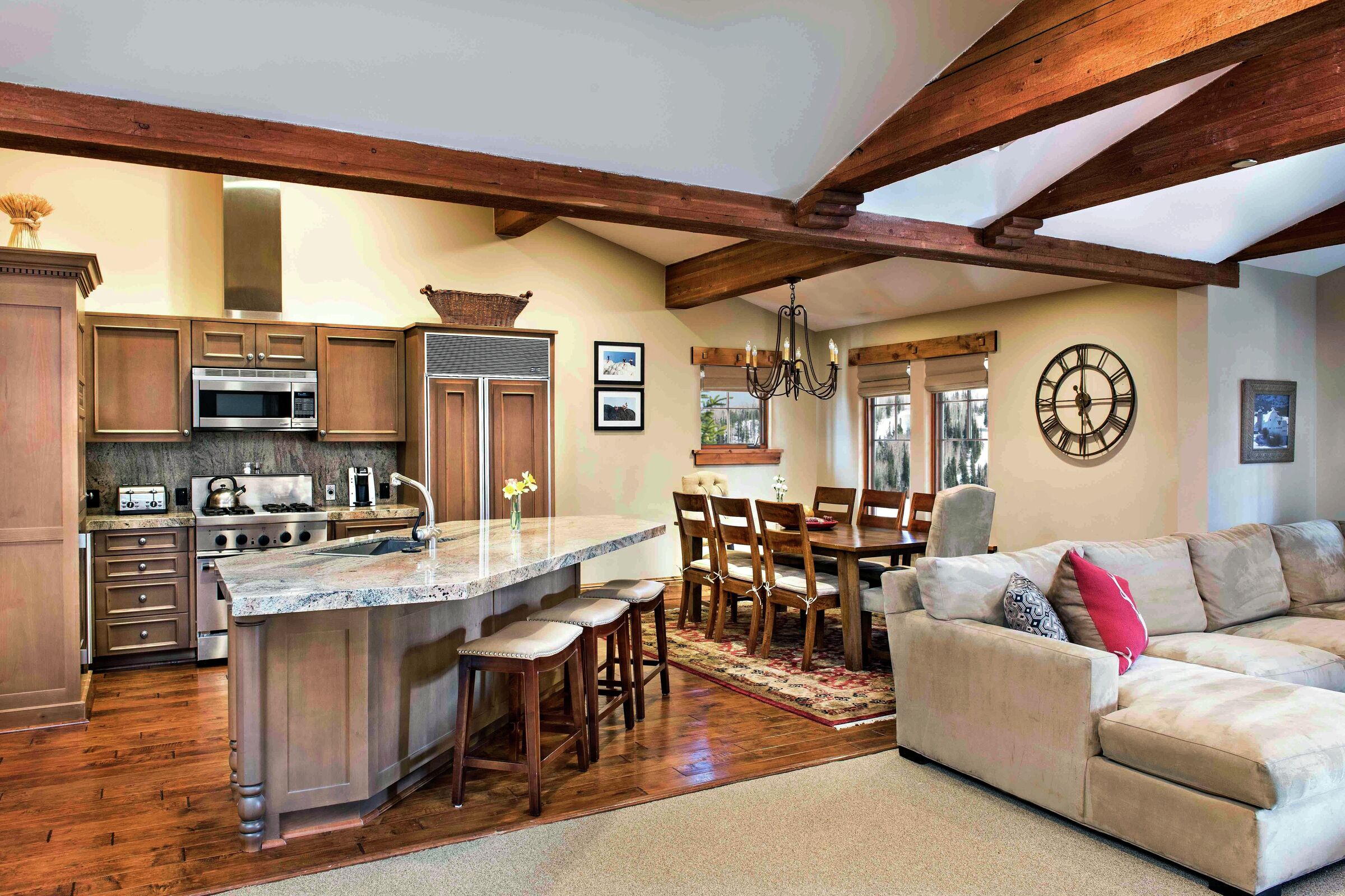 King - Kitchen & Dining Area