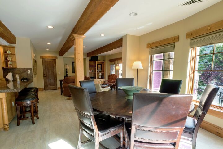 1 Bdrm Luxury Suite - Dining Area